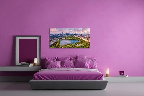 Ein Blick über den Central Park, eingebettet in die mächtige Skyline von New York, bei strahlendem Himmel. Panorama 80x40 cm als Leinwandbild, Motiv gerahmt auf Echtholzrahmen,Digitaldruck