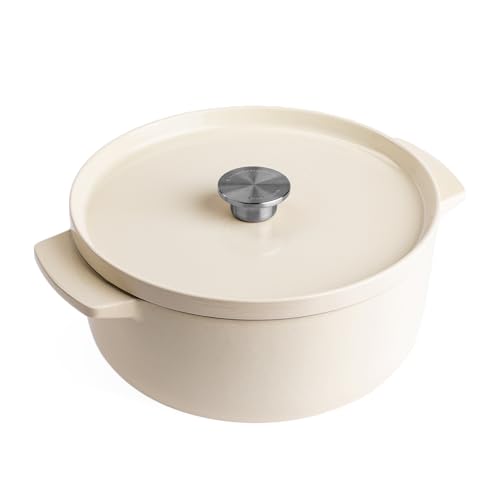 KitchenAid Cast Iron Cocotte en Fonte Émaillée avec Couvercle, Ø 26cm, Ronde, 5,2L, 6kg, Haute Qualité & Durable, Saisir, Frire, Sans PFAS,Induction,Poignée Ergonomique,Au four à 260°C,Crème d'Amande