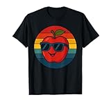 Aggiungi un po' di divertimento al tuo guardaroba con questo design Apple in stile retrò con occhiali da sole alla moda e uno sfondo vintage al tramonto. Perfetto per feste estive, gite informali o regalo per gli amanti della frutta con un giocoso senso dello stile.