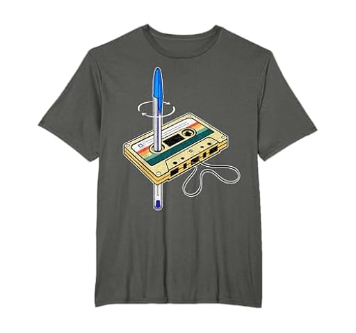 Cinta Cassette Vintage Y Bolígrafo Friki Divertido Años 80 Camiseta | Ya disponible en tu tienda friki favorita! En mundofriki.es!
