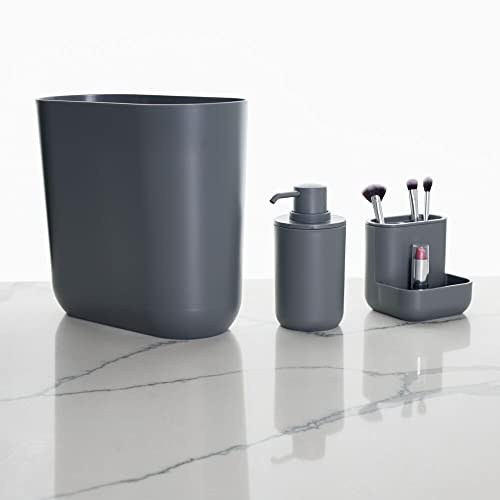 Accesorios de baño Cade iDesign de plástico reciclado para organizar lavabos pequeños sin espacio 3