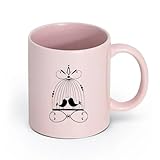 Mug en céramique haut de gamme, contenance : 320 ml, hauteur : 9,5 cm. Diamètre de l’ouverture : 8 cm, poids : 338 g. Son poids agréable prévient la fatigue lors d’une utilisation prolongée, et sa taille idéale lui permet de s’intégrer parfaitement à votre intérieur, sublimant votre style.