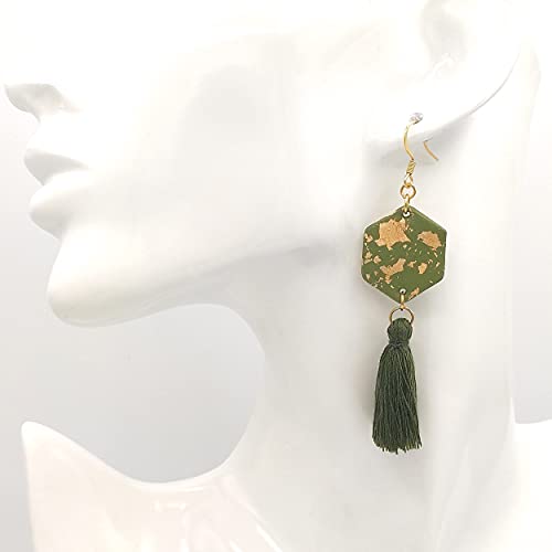 Boucles d'oreilles longues géométriques feuille d'or et pompon 8cm