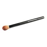 Brocha para difuminar las líneas del maquillaje y obtener un mejor resultado final. Corrige las imperfecciones de la cara.