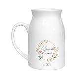 Cadeau marraine personnalisé avec prénom Inscription “Marraine d’amour” complétée par “de …” avec le prénom de l’enfant — un souvenir unique et affectif. Multi-usage élégant Peut être utilisé comme pot à lait, vase à fleurs, carafe déco ou pot à ustensiles dans la cuisine ou le salon. Design floral délicat Illustration florale colorée imprimée sur céramique blanche — finition soignée et durable. Entretien facile Compatible lave-vaisselle (micro-ondes non recommandé). Idée cadeau marraine Parfait pour un baptême, une annonce de marraine, une naissance ou un cadeau de remerciement.