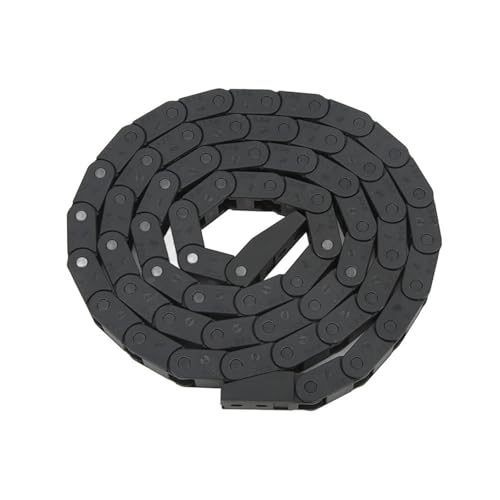 Chaîne porte-câbles 7x7mm noire de 1m installée sur une machine à fil métallique en atelier
