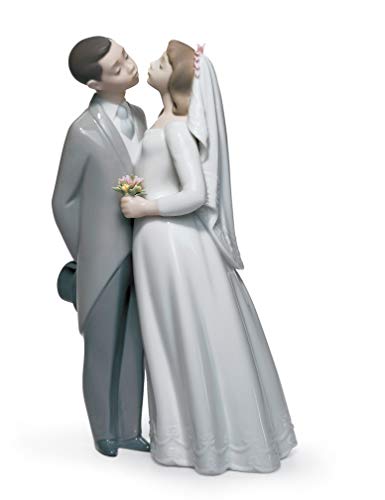 LLADRÓ A Kiss to Remember Couple Figurine. Porcelain Bride and Groom Figure.