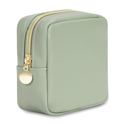 MULTIPLE TASCHE DELLA BORSA TRUCCO La parte interna della borsa da viaggio per il trucco è dotata di tasche su entrambi i lati, fornendo comode opzioni di archiviazione per organizzare i tuoi cosmetici. Queste tasche aiutano a tenere separati pennelli da trucco, rossetti e altri piccoli oggetti, riducendo il rischio di grovigli o danni durante il trasporto.