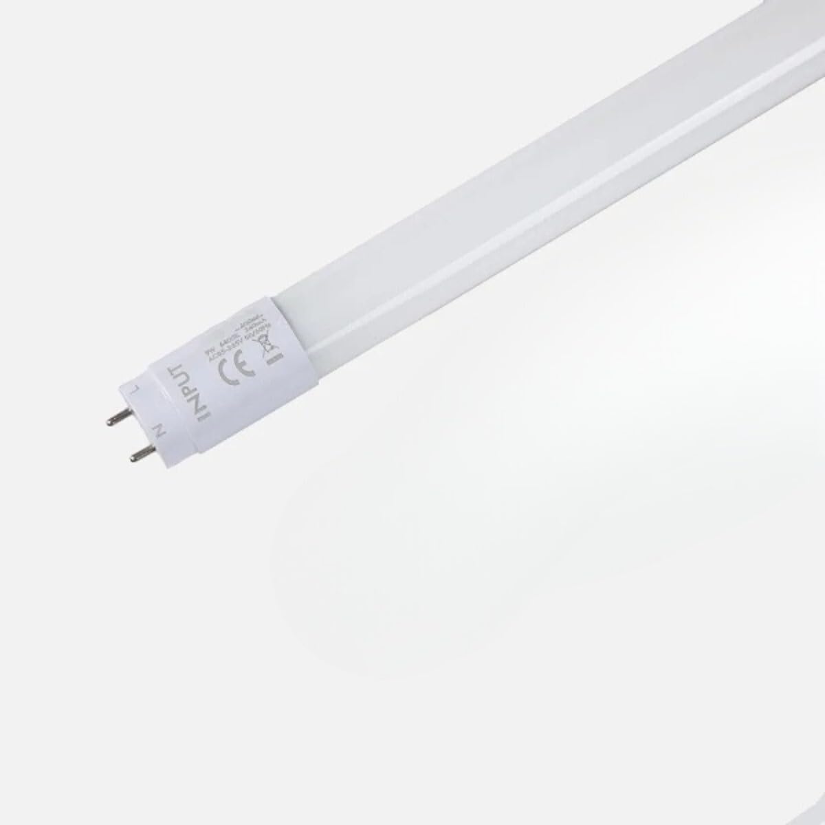 Tube T8 18 W 1800 lm 6 400 K. Dimensions : 121,2 x 2,6 x 2,6 cm. Parfait pour un éclairage lumineux et efficace. Produit Fabriplus.