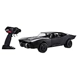 Das Hot Wheels R/C The Batman Batmobil ist eine Nachbildung des Superheldenfahrzeugs aus der Batman-Reihe im Maßstab 1:10 mit authentischen Designs, das genauso schnittig und getarnt ist wie der Dunkle Ritter selbst!