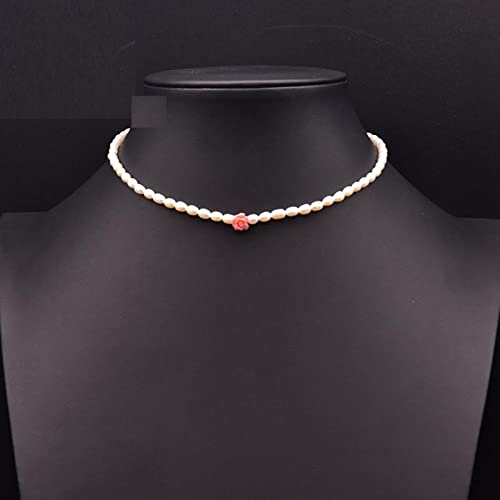 Clavicule mise en valeur par l'ensemble en relief rose corail rétro