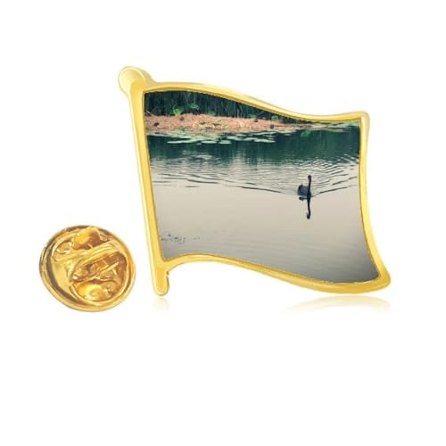 Pin's en métal doré drapeau de canard idéal sur une veste en jean