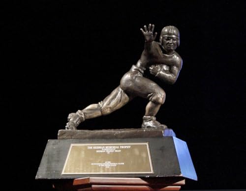 Trofeo Heisman de resina personalizado con acabado artesanal 5