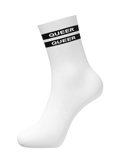 QUEER Socken – Pride Statement Crew Socks Unisex Größe 41–46 | Weiße Mode Socken mit schwarzem QUEER Aufdruck | LGBTQ Geschenkidee | Streetwear Accessoire für Frauen, Männer & alle Gender