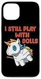 Si vous aimez les licornes kawaii effrayantes et les blagues tordues, cette licorne à l'humour morbide avec la citation « I STILL PLAY WITH DOLLS » (Je joue toujours avec des poupées) vous permet de montrer chaque jour à quel point vous êtes mignon et