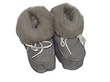 Lammfellschuhe für Babys, naturgewachsenen und alaungegerbt, mit Pflanzenfarben gefärbt.