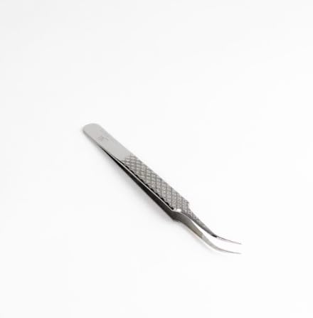Pince extension de cils pour sublimer le regard en studio de beauté