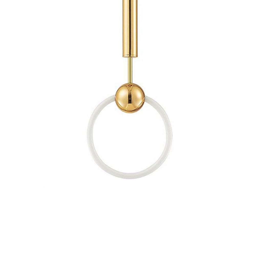 Lampe suspendue LED dorée pour illuminer un salon au style moderne