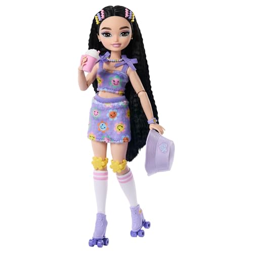 Barbie Dream Besties - Renee, bambola snodata alla moda con pattini a rotelle e capelli neri, 9 accessori a tema video e cibo inclusi, giocattolo per bambini, 4+ anni, JFX99