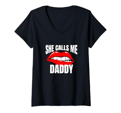 Mujer Regalo divertido de humor para adultos con texto en inglés "She Calls Me Daddy" para un amante del humor Camiseta Cuello V
