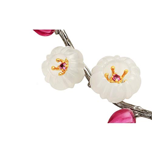 Broche cardigan et pull fleur de prune : l'accessoire chic de vos sorties d'hiver