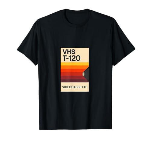 Progettata per riecheggiare l'aspetto e la sensazione della classica confezione di videocassette, questa maglietta audace e minimalista presenta calde strisce vintage e una tipografia pulita su uno sfondo nero sorprendente