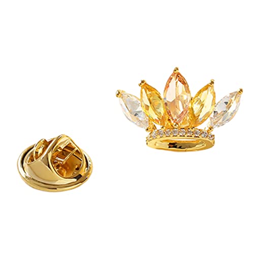Broche couronne scintillante pour sublimer un vêtement uni sans effort