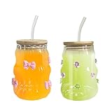 Décoration exquise : les verres avec couvercle et paille ont deux styles : un verre à café avec un arc rose et un verre à matcha de style rose avec différentes mini roses colorées, ajoutant une touche de charme et de plaisir à ces décorations.