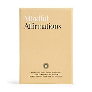 Affirmatiekaarten: Affirmaties zijn opmerkelijke hulpmiddelen die de kracht van positiviteit gebruiken om onveiligheid en zelftwijfel te overwinnen. Er zijn 52 kaarten en een houten standaard om de kaarten op te zetten