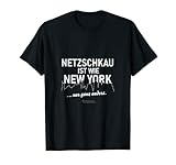Netzschkau ist wie New York. Nur eben anders. Lustiger Spruch über die nordöstlich von Plauen gelegene Stadt in Sachsen. Schriftzug in plakativer, zeitloser Typographie über stilisierter Skyline von Manhattan.