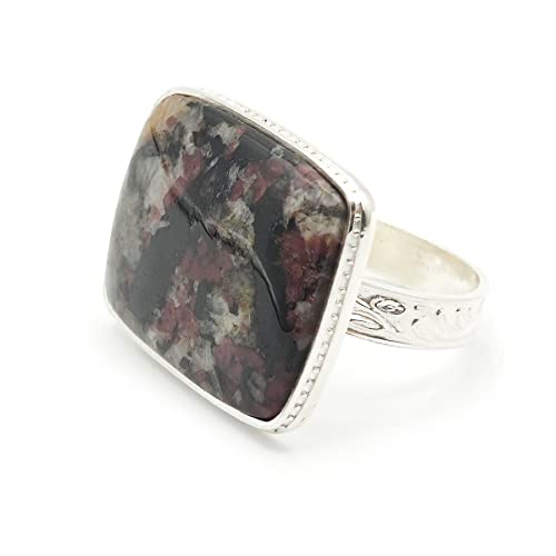 Bague Eudialyte MEKI'S en argent pour sublimer votre tenue quotidienne et vos tenues de soirée