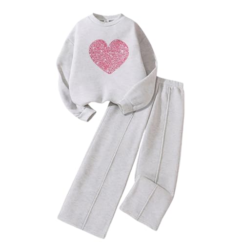 Design adorabile: la classica tuta girocollo è leggermente ampia con polsini a costine ed è abbinata ai pantaloni abbinati, che hanno un elastico in vita e gambe dritte pieghettate per comfort e semplicità. I vestiti hanno un grande motivo a cuore rosa sul petto che aggiunge un'atmosfera divertente e giocosa.