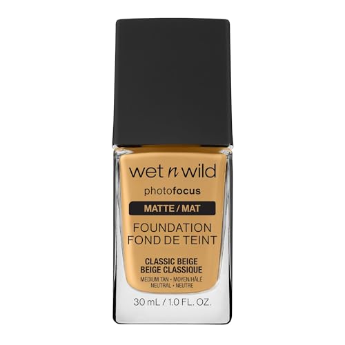 Wet n Wild - Photo Focus Foundation - Fondotinta Beige Classico - Copertura Intensa, Per una Pelle Impeccabile in Foto - Riduce Linee Sottili, Macchie e Rughe - Vegan - Classic Beige