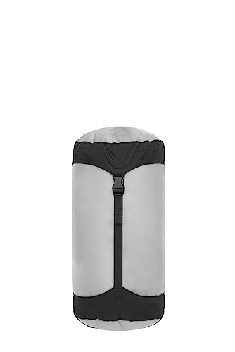 Sac de couchage compacté avec le Sea to Summit Ultra-Sil 8L gris en bivouac et randonnée