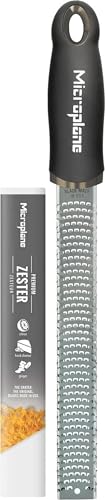 Microplane Zester Küchenreibe in Schwarz für Zitrusfrüchte, Hartkäse, Ingwer, Schokolade & Muskatnuss mit feiner Edelstahlklinge - Made in USA