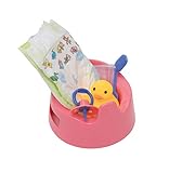 Das praktische Puppenpflegeset ist ideal für unterwegs und enthält eine gelbe Badeente, eine Puppenwindel, einen Schnuller, einen Messbecher, einen Löffel und einen formschönen Puppen-Nachttopf in dezentem rosa