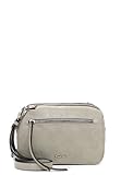 Dieses Tamaris Umhängetasche ist mit ihrem Design ein echter Eye-Catcher. Durch das weiche Material liegt die Tasche zudem angenehm über der Schulter. Mit dem geräumigen Hauptfach können Sie ideal all Ihre wichtigen Alltagsutensilien verstauen. Maße: 22 x 17 x 6 cm