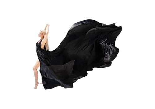 Robe volante noire en satin fluide pour réussir vos séances photo de voyage