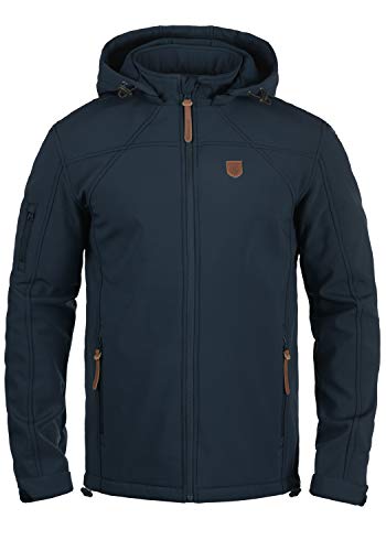DETAGGLI: giacca softshell di qualità per uomo d'INDICODE, vestibilità: normale / l'articolo risulta della misura che ci si aspetta, foderato in tessuto soft shell resistente all'acqua con pile, colletto a collo alto, cappuccio con fodera in pile, due tasche laterali (zip) rivestiti con pile e una tasca sulla manica (zip) rivestiti con pile, Cintura con elastico nella zona posteriore e laterale, velcro polsini regolabili, chiusura: zip, patch con logo in pelle