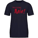 Die Boy-Shirts sind in vielen beliebten Farben erhältlich, so auch in Grau, Navy-Blau Rot, Schwarz, Weiß oder Grün. Bei den Größen bieten wir von 104, über 116, 128, 140, 152, bis hin zu 164 natürlich alles an. Bei großen Kindern macht es vielleicht Sinn auch mal bei den Herren-Shirts in Größe XS oder S zu stöbern