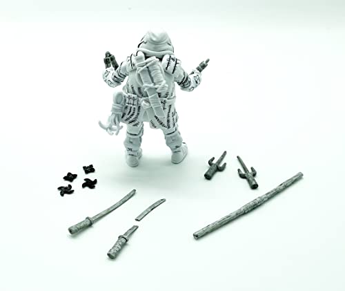 BANDAI Teenage Mutant Ninja Turtles The Last Ronin Michelangelo Action Figure Black & White | TMNT The Last Ronin Articolato Action Figure con accessori | Teenage Mutant Ninja Turtles Toys