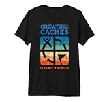 Geocacher Geocaching Supplies Kit Herramientas Baratijas Geocaching Diseño Retro Vintage es la idea de regalo perfecta para ese amigo especial Geocacher. Esta es una gran idea de regalo para todos los amantes del Geocaching.