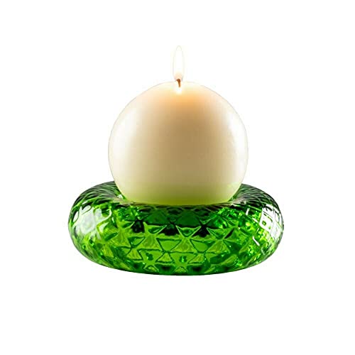 FAVILLE - VENINI | 2019 - cod: 100.71 - CARATTERISTICHE: ALTEZZA: 4 cm, DIAMETRO: 12 cm, PESO UNITARIO: 0,3 kg - FINITURE: Candela fornita - SOFFIATO BALLOTON - Il vetro soffiato è lavorato a mano con la tradizionale lavorazione a balloton con stampo in metallo, per un effetto di rilievo incrociato. COLORE: Verde Erba - “Rosso o Verde Erba, ogni Favilla brilla nel suo vetro dal colore intenso, lavorato con la preziosa tecnica Balloton per accentuarne la lucentezza.”