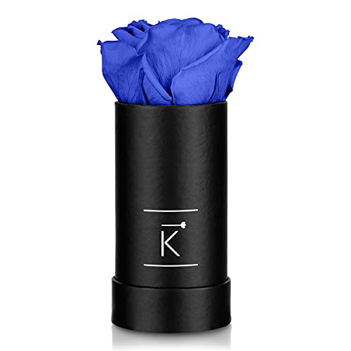 TRIPLE K Rosenbox mit 4 Infinity Rosen - echte konservierte Rosen - 3 Jahre haltbare Rosen - Home Tisch Deko - mit intensivem Rosenduft - inkl. Grußkarte - Durchmesser 10 cm, Höhe 12 cm - Blau Cover