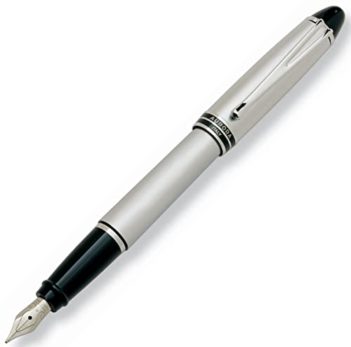 La penna stilografica ha un diametro di 11,0 mm e una lunghezza di 119 mm ed è perfettamente maneggevole, con un peso di 30 grammi.
