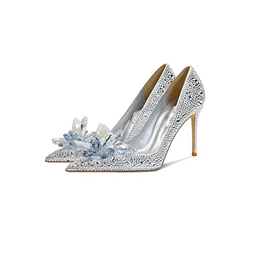 Talons hauts minces pointus en strass pour rester élégante sans compromis lors d'un grand mariage
