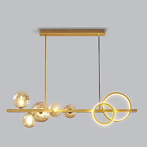 Îlot de cuisine moderne sublimé par un luminaire suspendu linéaire en verre fumé