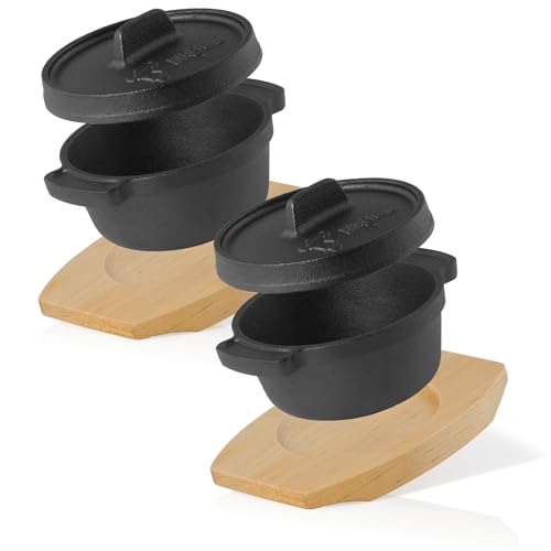 BBQ-Toro Mini Dutch Oven (2 Stück) | Ø 11 cm | Gusseisen Serviertopf mit Holzunterlage | bereits eingebrannt - preseasoned | Kochtopf kleiner Bräter Gusstopf