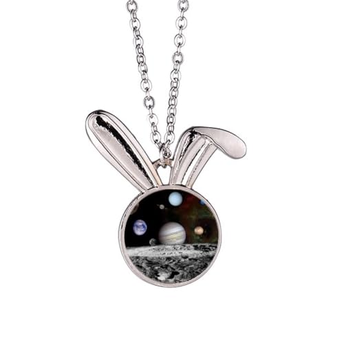Collier lapin univers sombre et planetes pour sublimer votre look gothique chic