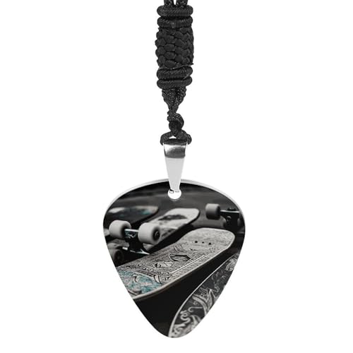 スケートボードプリントピックネックレス(1.2 x 1.1インチ)、チタンスチール製、24インチのブラックロープとペアになっています。男性と女性の両方に合わせた絶妙なペンダントギターピックホルダーです。